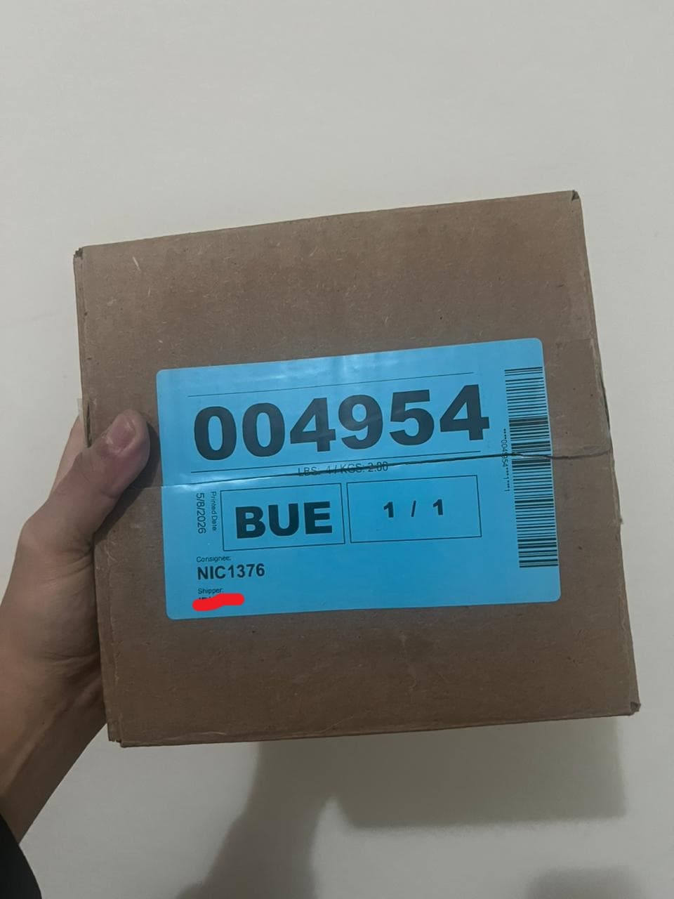 Caja con productos importados recibida en Buenos Aires, con etiqueta del courier